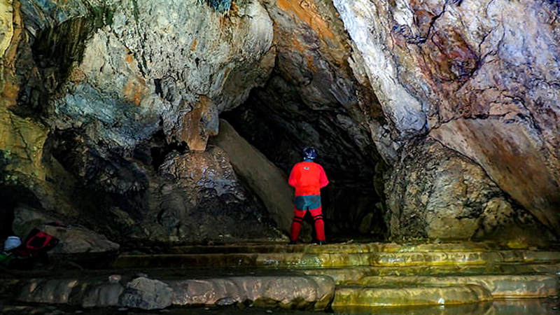 Espeleología en la Cueva de los Arnales