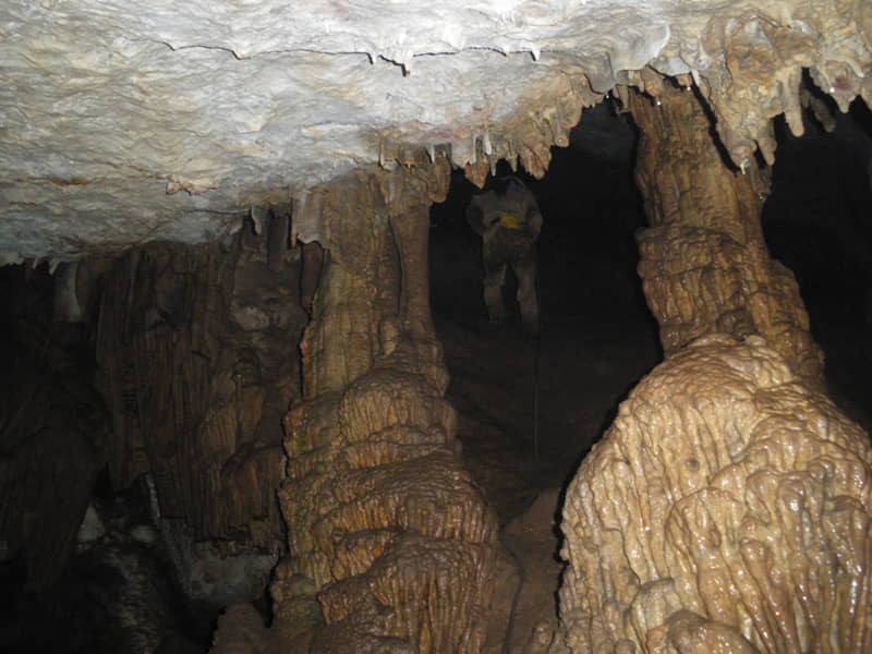 Componer Goteo Hasta aquí Espeleologia en la Cueva de las Brujas en Madrid, ideal para principiantes.
