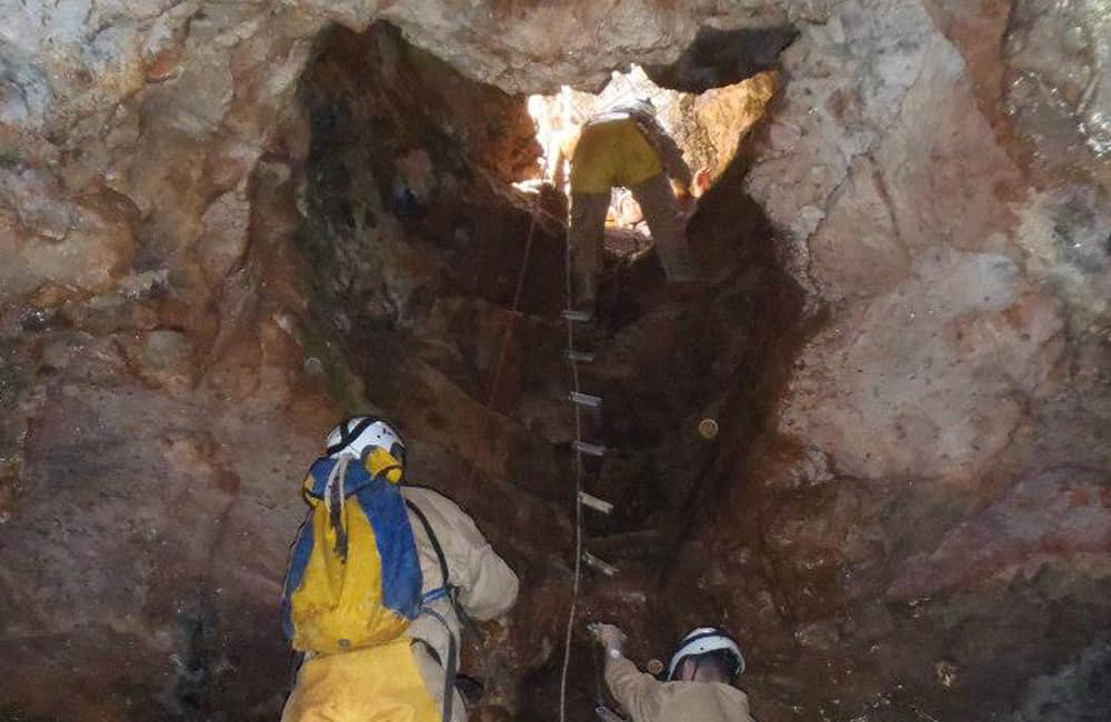 Espeleologia en la Cueva de las Majadas